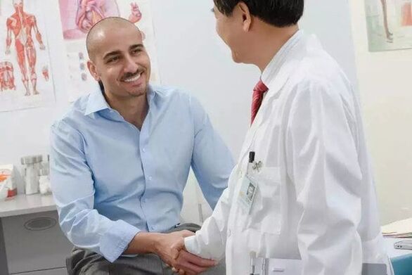 ο ασθενής ευχαριστεί τον γιατρό για τη επέκταση του πέους